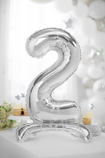 Stojący balon foliowy Cyfra ''2'', 70cm, srebrny Stojący balon foliowy Cyfra ''2'', 70cm, srebrny