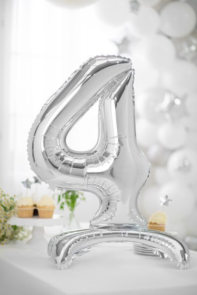 Stojący balon foliowy Cyfra ''4'', 70cm, srebrny Stojący balon foliowy Cyfra ''4'', 70cm, srebrny