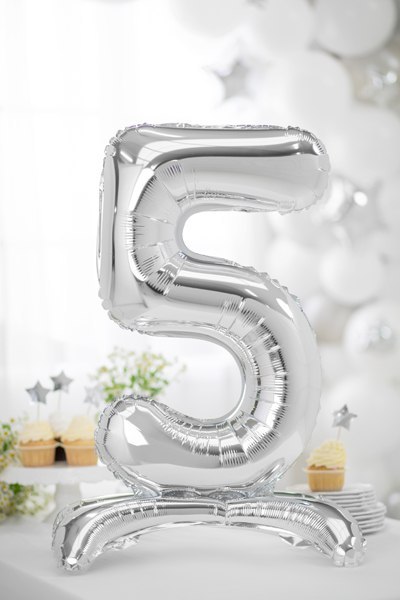 Stojący balon foliowy Cyfra ''5'', 70cm, srebrny Stojący balon foliowy Cyfra ''5'', 70cm, srebrny
