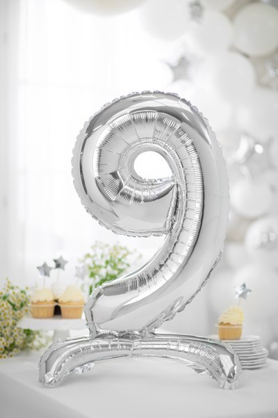 Stojący balon foliowy Cyfra ''9'', 70cm, srebrny Stojący balon foliowy Cyfra ''9'', 70cm, srebrny