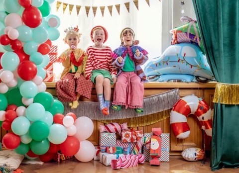 Stojący balon foliowy Świąteczne Autko, 102x107 cm, mix Stojący balon foliowy Świąteczne Autko, 102x107 cm, mix