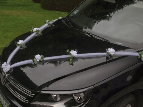 Dekoracja girlanda z białymi różami kwiatki na maskę auto samochód do ślubu