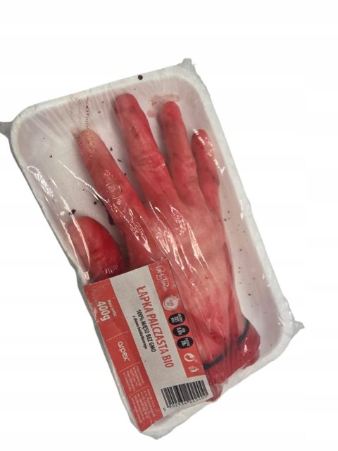 Odcięta dłoń zafoliowana na tacce straszne gadżety do restauracji Halloween